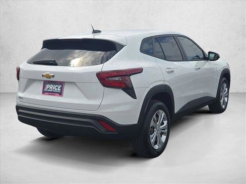 Certified 2025 Chevrolet Trax LS w/ Driver Confidence Package FWD image 5