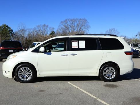 Used 2017 Toyota Sienna XLE image 9