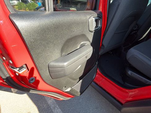 Used 2025 Jeep Wrangler Willys AWD/4WD image 30