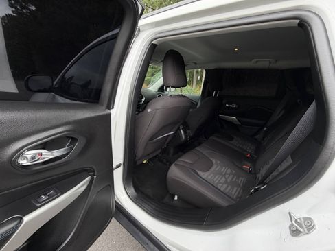 Used 2020 Jeep Cherokee Latitude AWD/4WD image 14