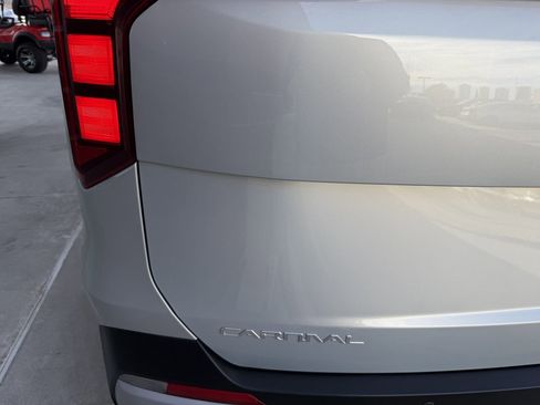 Used 2025 Kia Carnival EX image 14