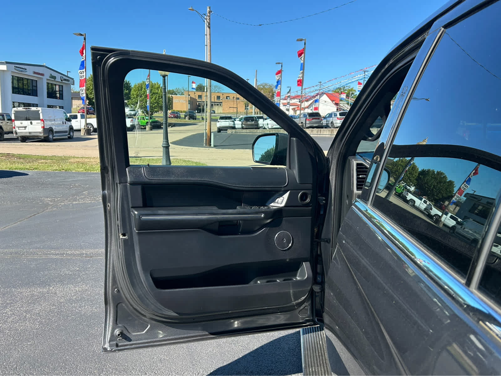 Used 2019 Ford Expedition XLT w/ Equipment Group 202A AWD/4WD image 19