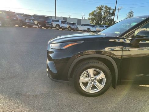 Used 2024 Toyota Highlander LE AWD/4WD image 4