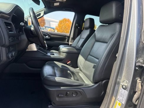 Used 2022 Chevrolet Suburban LT RWD image 17