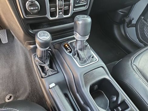 Used 2022 Jeep Wrangler Unlimited Sahara w/ Cold Weather Group AWD/4WD image 15
