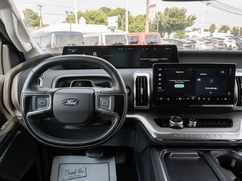 Used 2025 Ford Expedition Max Platinum w/ Driver's Package AWD/4WD image 32