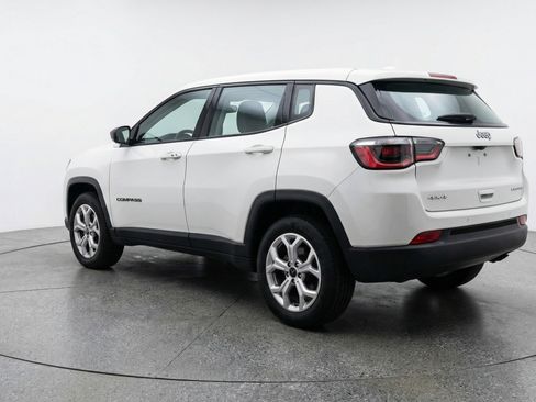 Used 2025 Jeep Compass Latitude AWD/4WD image 6