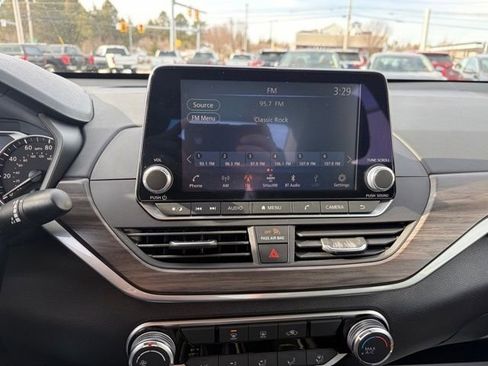 Used 2024 Nissan Altima 2.5 SV image 14