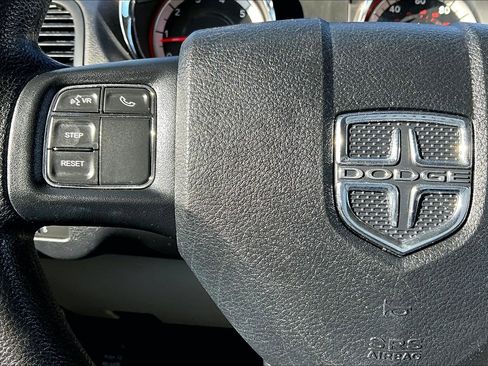 Used 2018 Dodge Grand Caravan SE w/ UConnect Hands-Free Group image 18