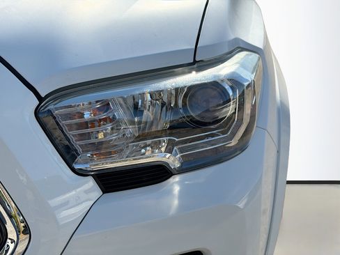 Used 2018 Toyota Tacoma TRD Sport image 9