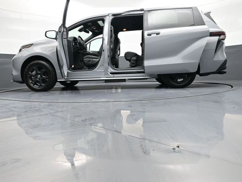 Used 2025 Toyota Sienna XLE Woodland Edition AWD/4WD image 51