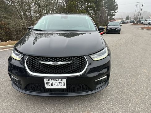 Used 2024 Chrysler Pacifica Touring-L image 3