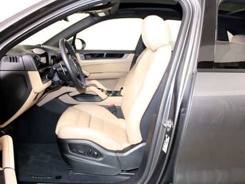 Certified 2025 Porsche Cayenne AWD/4WD image 5