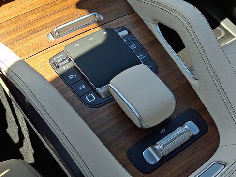 Certified 2025 Mercedes-Benz GLS 450 4MATIC image 17