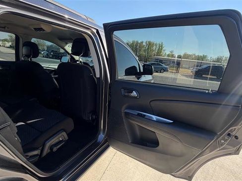 Used 2019 Dodge Journey SE image 17