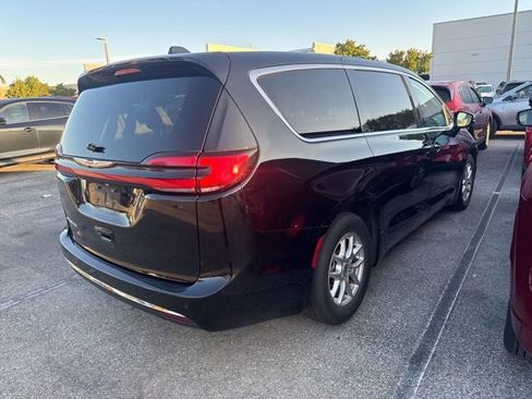 Used 2024 Chrysler Pacifica Touring-L FWD image 2