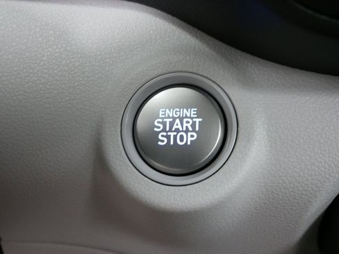 Used 2025 Hyundai Venue SEL image 25