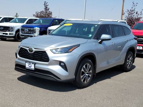 Used 2023 Toyota Highlander XLE AWD/4WD image 1