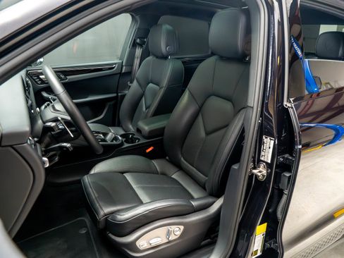 Certified 2025 Porsche Macan AWD/4WD image 5