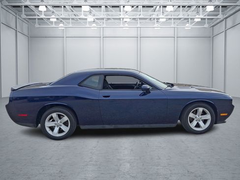Used 2014 Dodge Challenger SXT RWD image 6