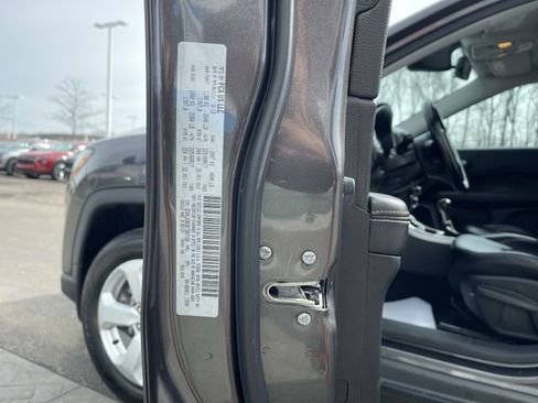 Used 2019 Jeep Compass Latitude image 33