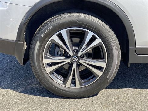 Certified 2020 Nissan Rogue SV w/ Sun & Sound Touring Package image 12