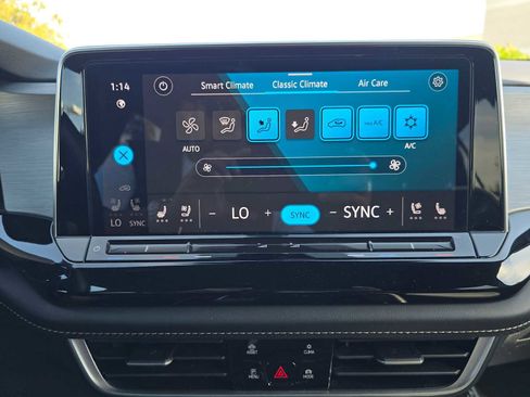 Used 2024 Volkswagen Atlas Cross Sport SE image 27