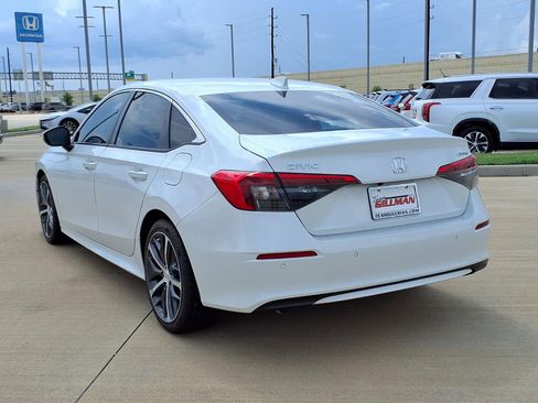 Used 2023 Honda Civic Touring image 2