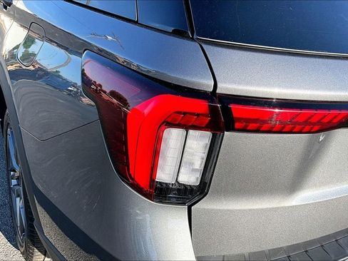 Used 2025 Ford Explorer ST-Line w/ ST-Line Street Pack AWD/4WD image 32