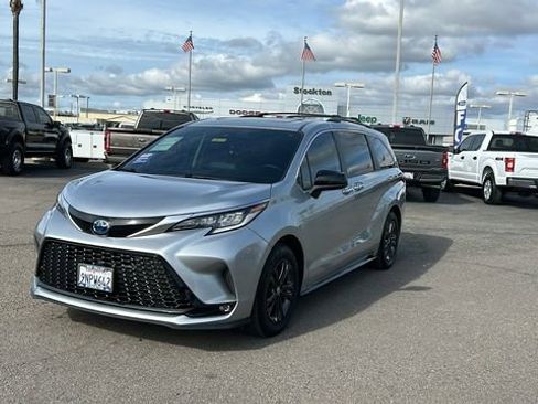 Used 2024 Toyota Sienna XSE w/ XSE Plus Package image 8