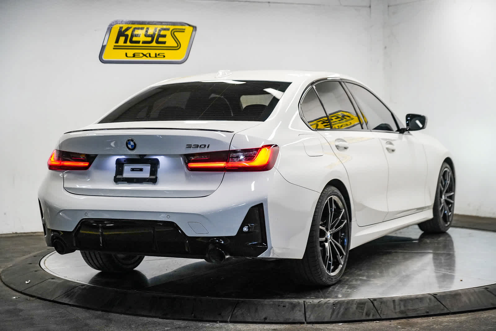Used 2023 BMW 330i Sedan w/ M Sport Package RWD image 6