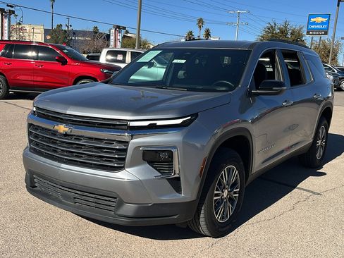 Used 2025 Chevrolet Traverse LT image 3