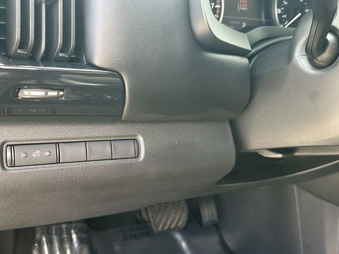 Used 2024 Nissan Pathfinder S image 15