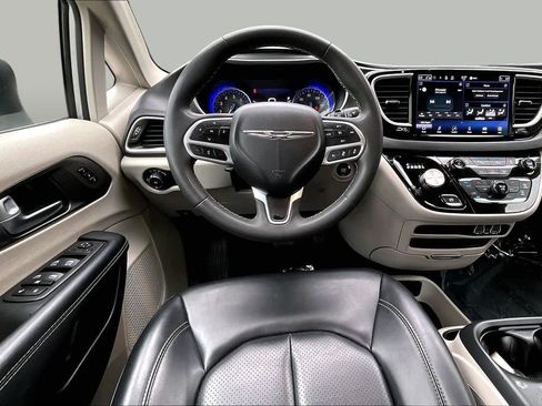 Used 2023 Chrysler Pacifica Touring-L FWD image 6