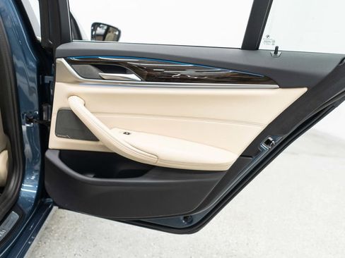 Used 2023 BMW 530e xDrive w/ Premium Package image 31