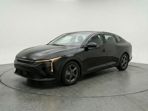 Used 2025 Kia K4 LXS image 3