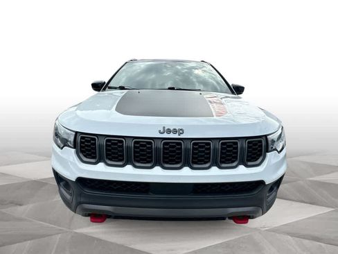 Used 2025 Jeep Compass Trailhawk AWD/4WD image 3
