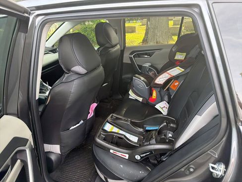 Used 2021 Toyota RAV4 XLE FWD image 10