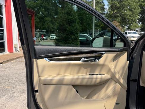 Used 2017 Cadillac XT5 FWD image 12