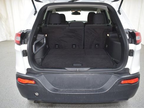 Used 2016 Jeep Cherokee Latitude w/ Cold Weather Group image 28