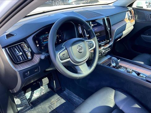 Used 2022 Volvo XC60 B5 Momentum w/ Climate Package image 16