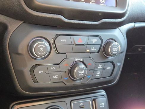 Used 2023 Jeep Renegade Latitude image 24