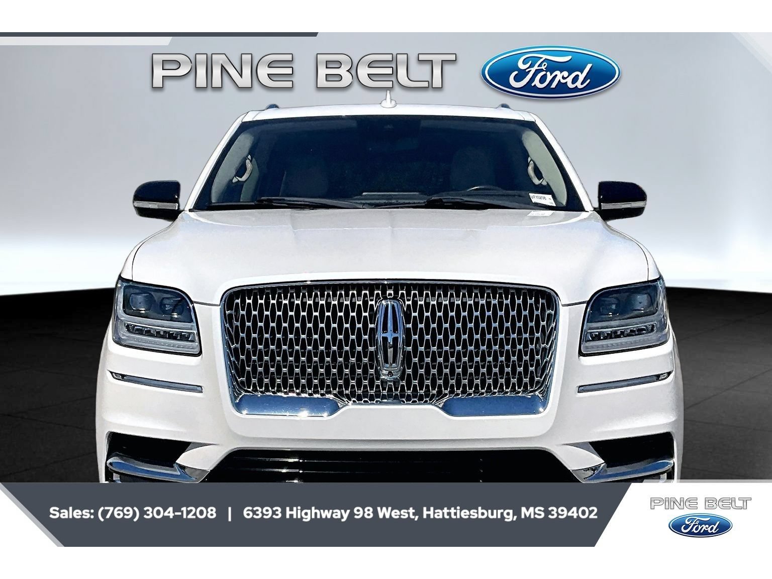 Used 2018 Lincoln Navigator Select w/ Technology Package RWD image 3