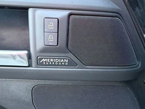 Used 2025 Land Rover Defender 110 X-Dynamic SE image 16