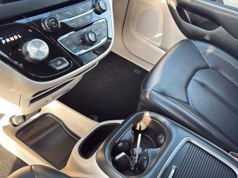 Used 2024 Chrysler Pacifica Touring-L image 41