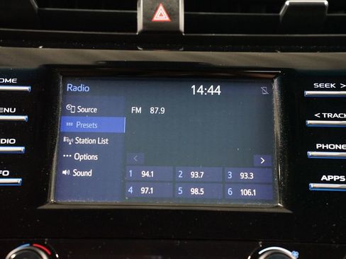 Used 2018 Toyota Camry SE w/ Convenience Package FWD image 18