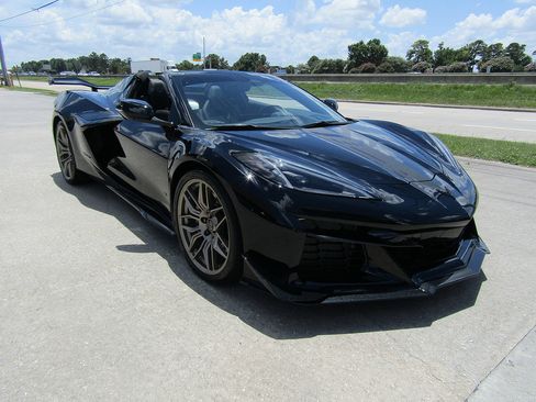 Used 2024 Chevrolet Corvette Z06 RWD image 3