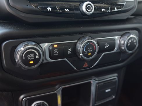 Used 2018 Jeep Wrangler Unlimited Sport AWD/4WD image 19