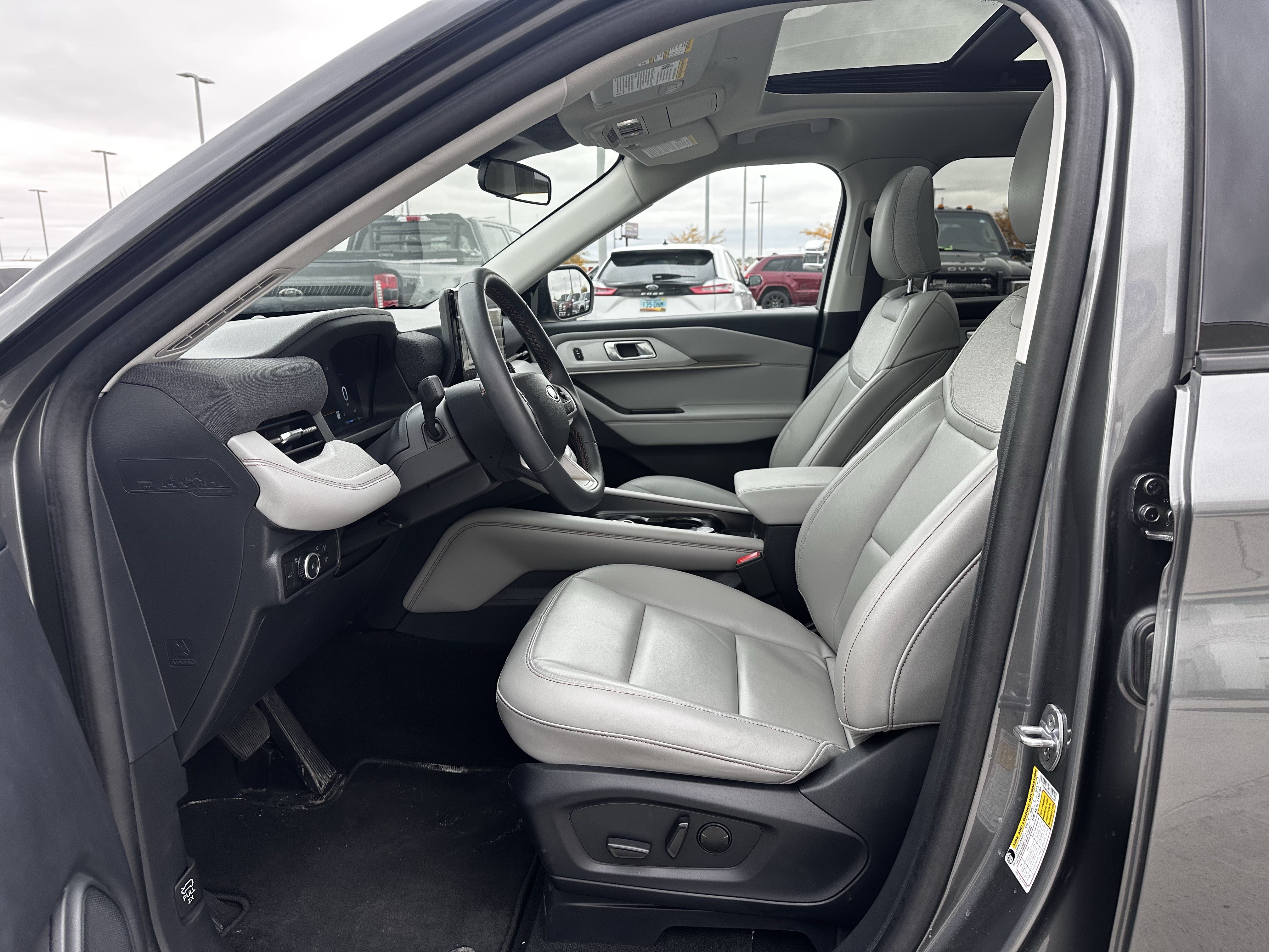 Used 2025 Ford Explorer Active w/ Active Comfort Package AWD/4WD image 8