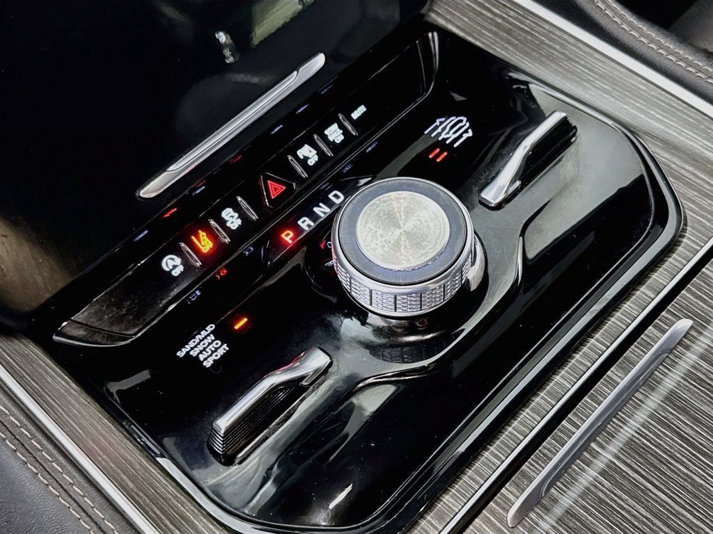Used 2024 Jeep Wagoneer Series III AWD/4WD image 17